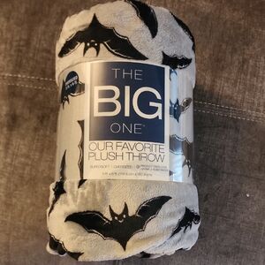 Kohl's The Big One Black and White Plush Throw